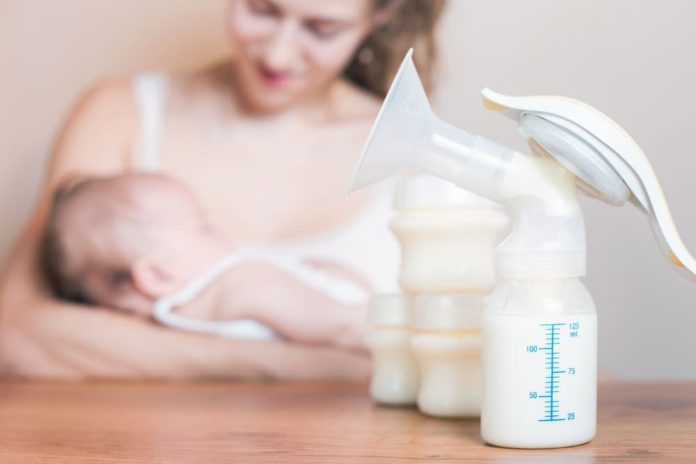 Грудное вскармливание сцеженным молоком