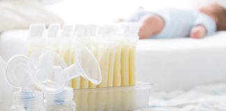 Как кормить ребенка сцеженным грудным молоком