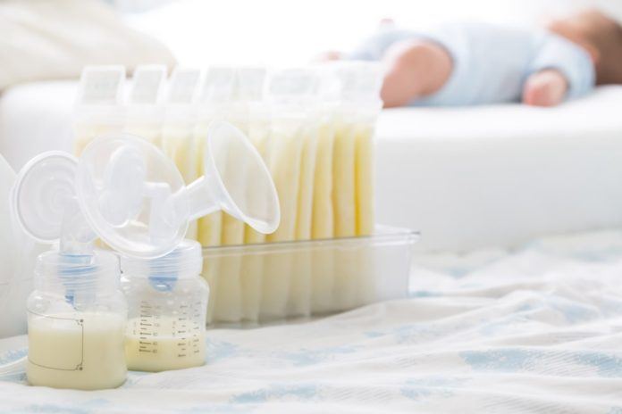 Как кормить ребенка сцеженным грудным молоком